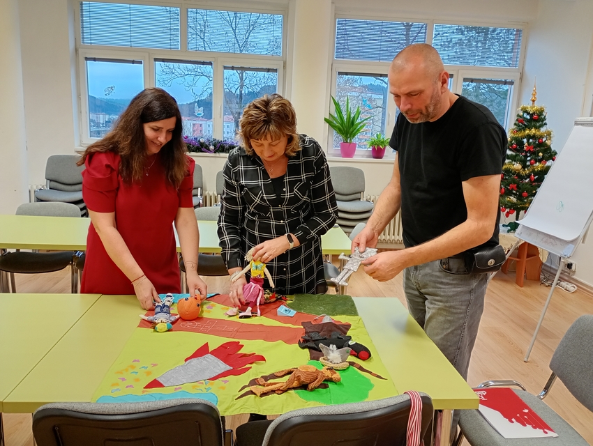 Návštěva azylového domu ve Vsetíně a představení hracích dek